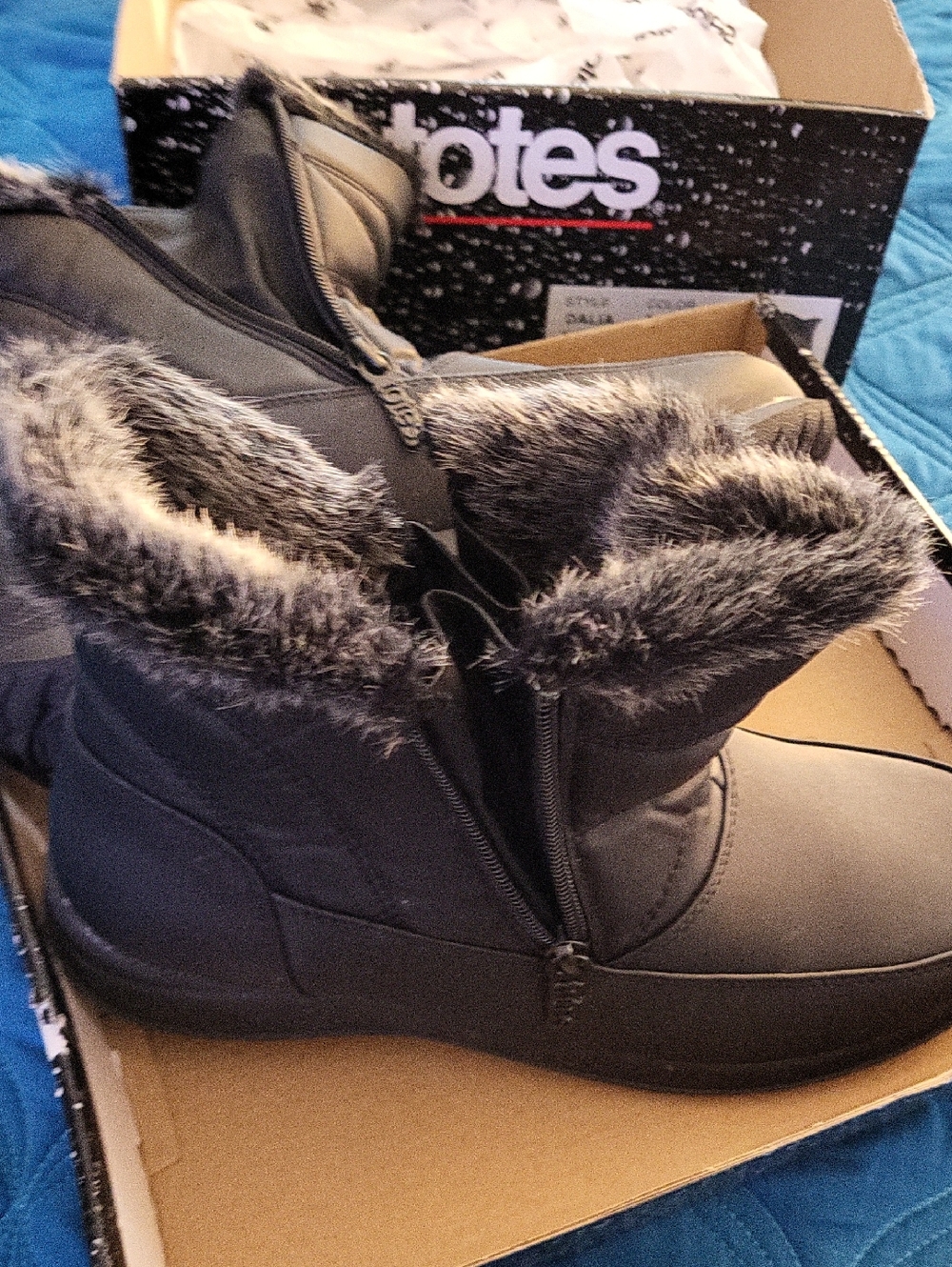 TOTES RAIN BOOTS 9 FITS LIKE 8 1/2
